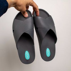 NWOT Maxwell Oka B Summer Slides